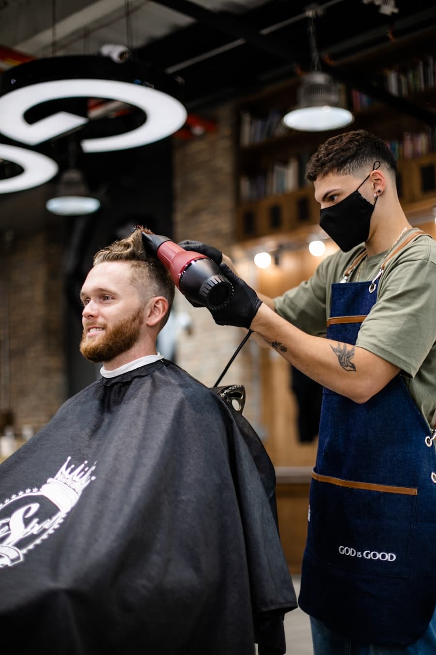 Barbeiro secando o cabelo de um cliente